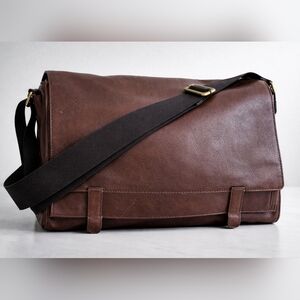 Vtg Fossil Unisex Brown Leather Messenger Bag Laptop Crossbody Work Bag.